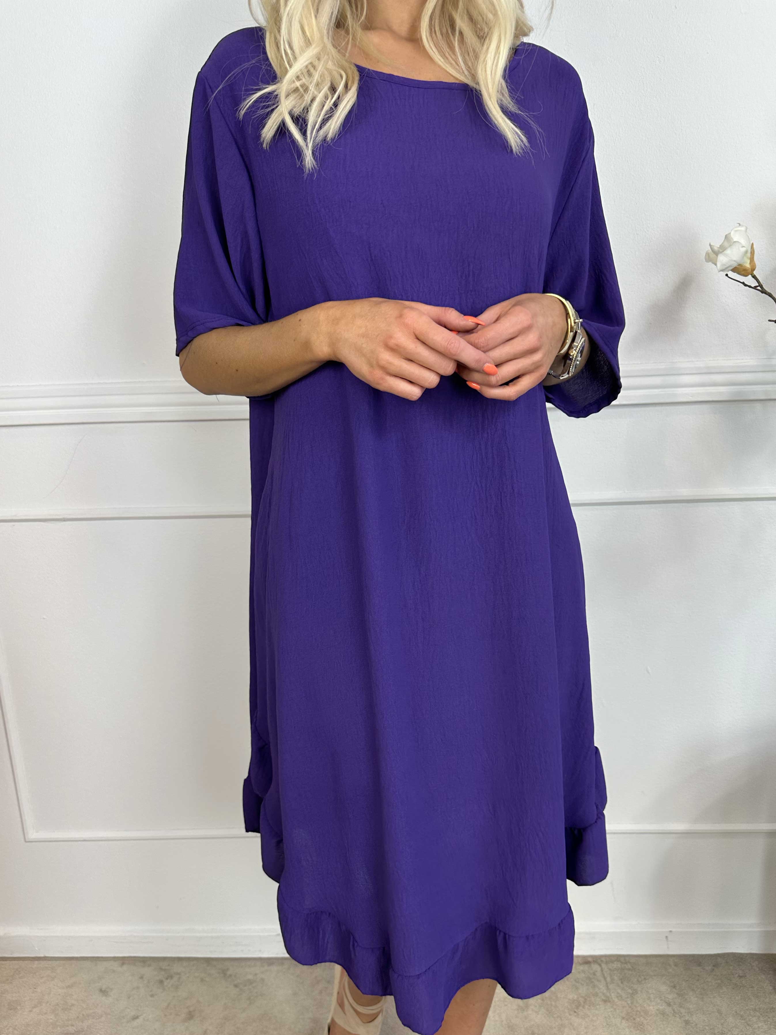 Emmelie - Klänning i viskosblandning med volangkant och fickor.